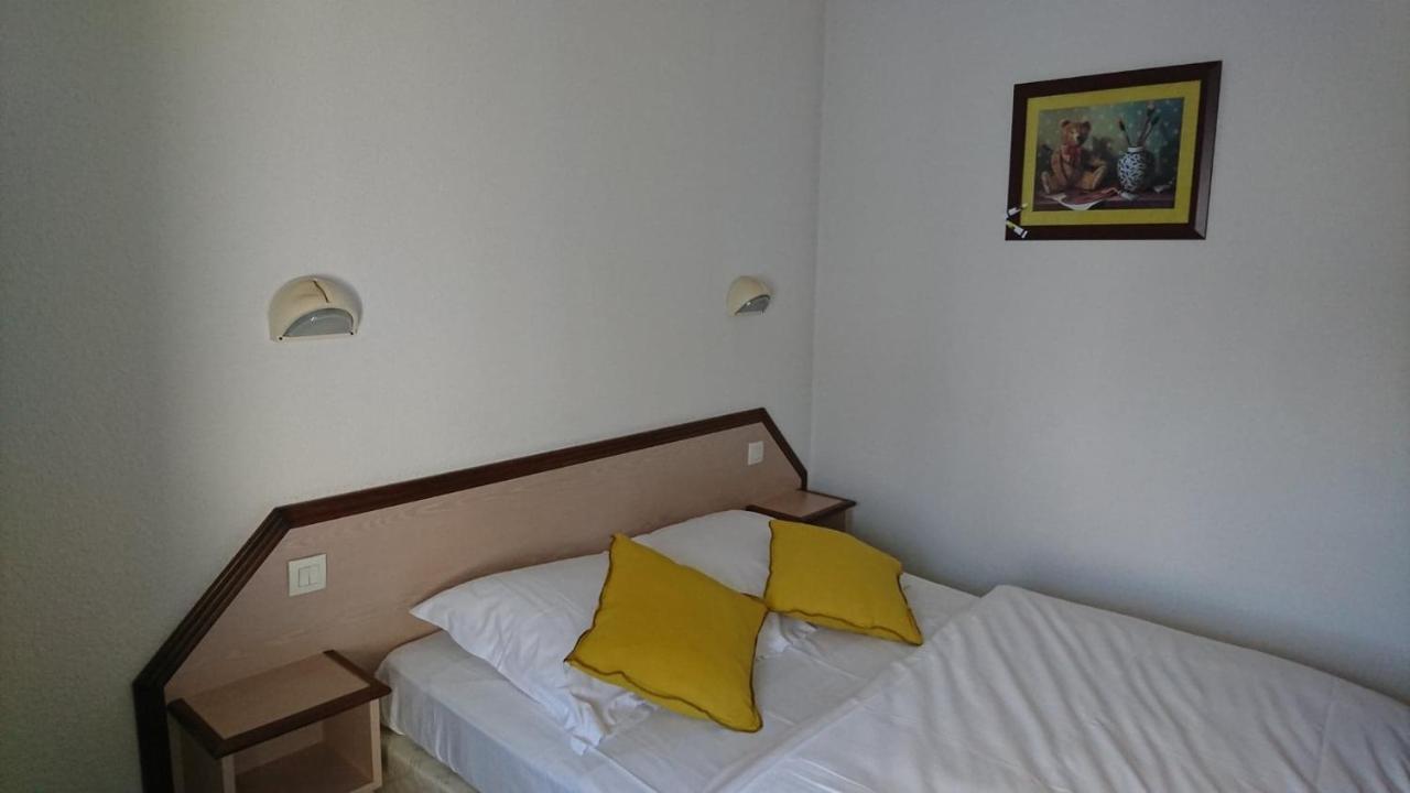 Hotel Les Deux Porches Verrieres  外观 照片